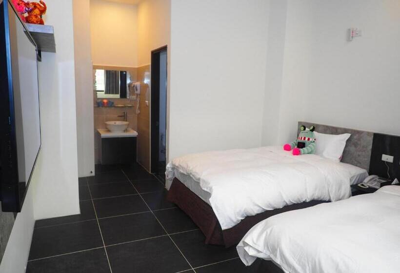 هاستل God’s Queen Esther