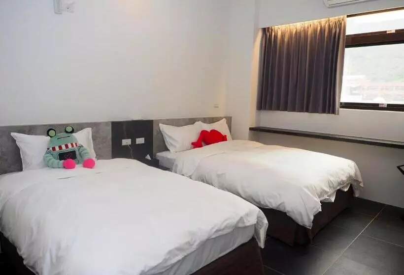 هاستل God’s Queen Esther