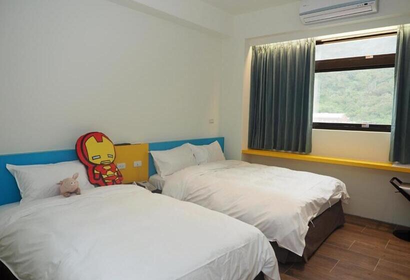 هاستل God’s Queen Esther