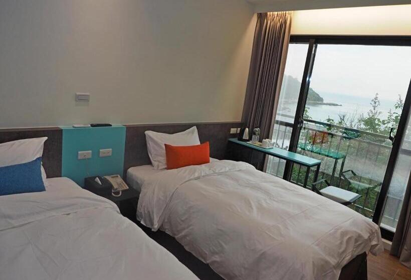 هاستل God’s Queen Esther