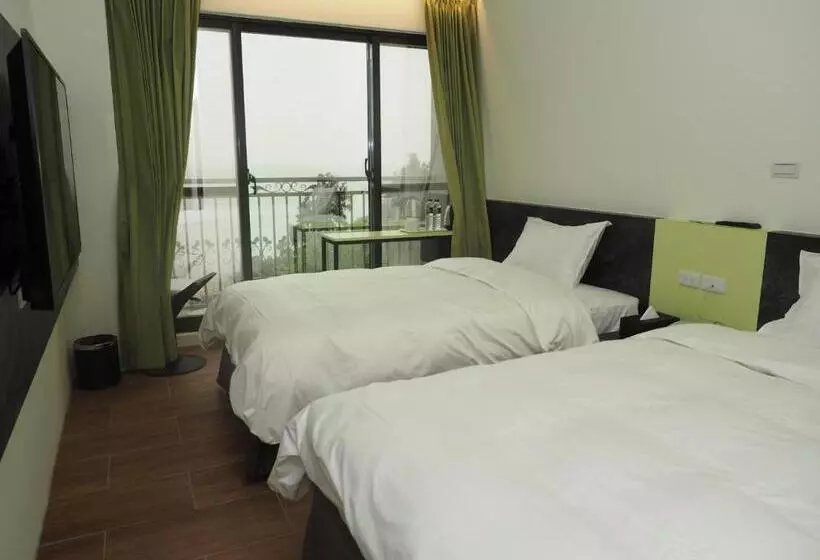 هاستل God’s Queen Esther