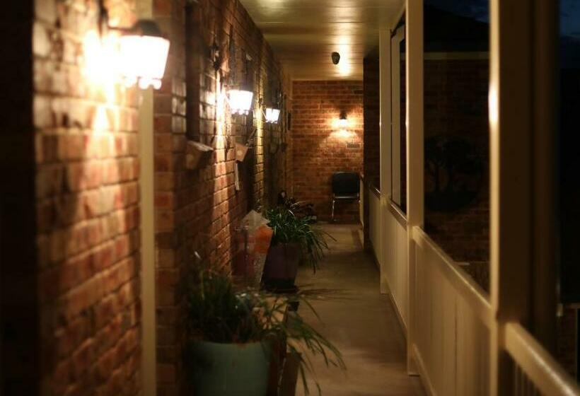 Отель All Settlers Motor Inn Parkes