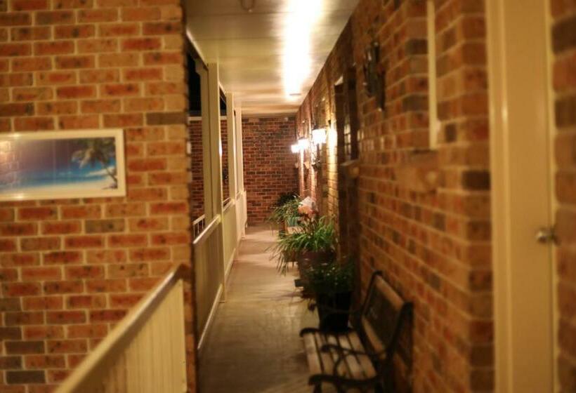 Отель All Settlers Motor Inn Parkes