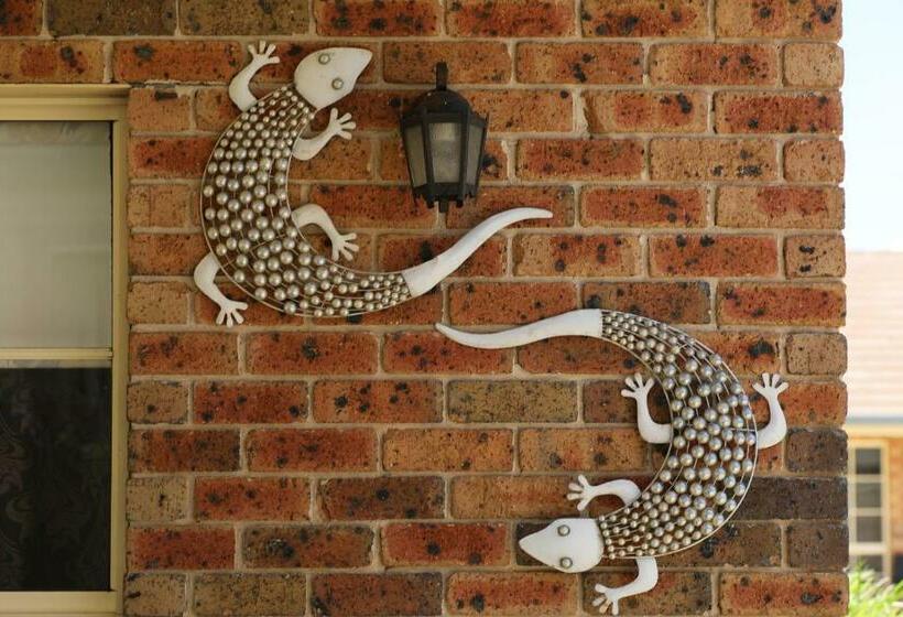 Отель All Settlers Motor Inn Parkes