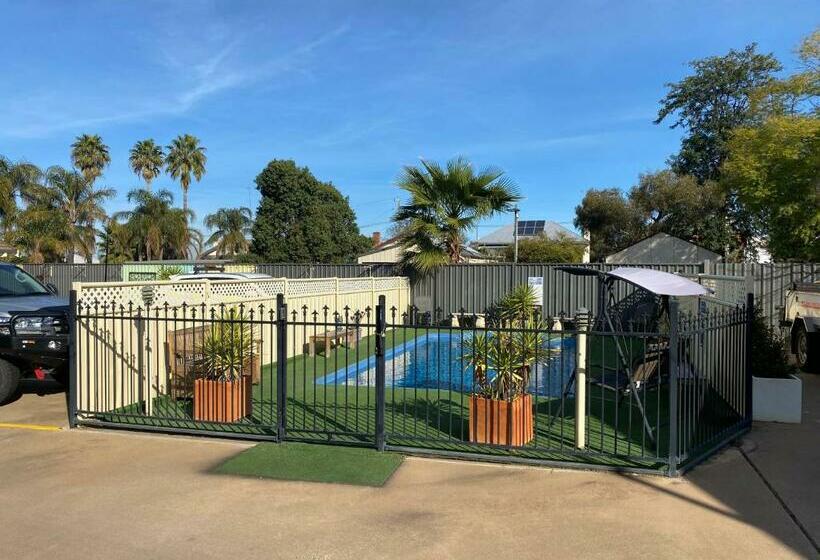 Отель All Settlers Motor Inn Parkes