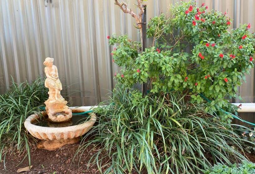 Отель All Settlers Motor Inn Parkes