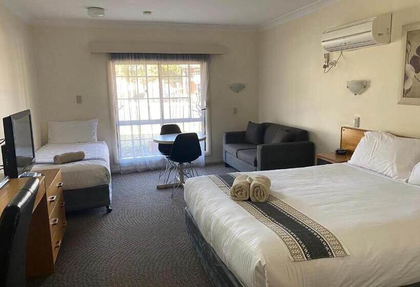 Отель All Settlers Motor Inn Parkes