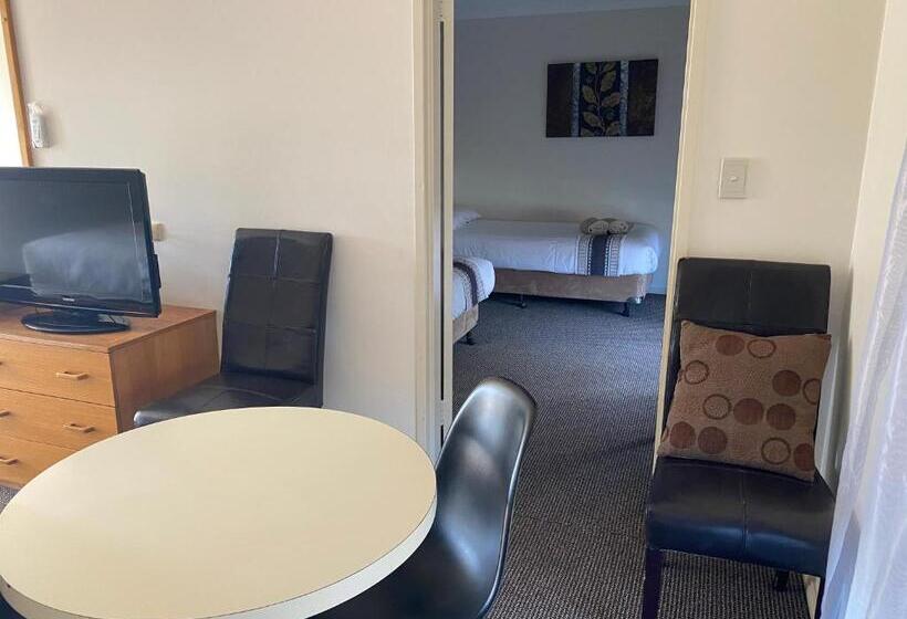 Отель All Settlers Motor Inn Parkes