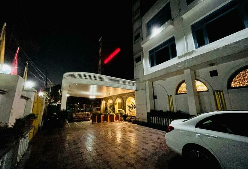 Отель International