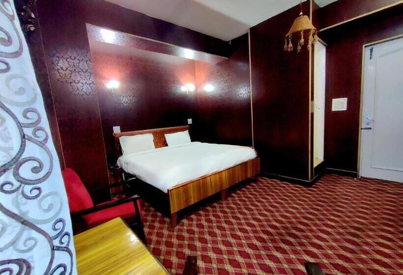 Отель International