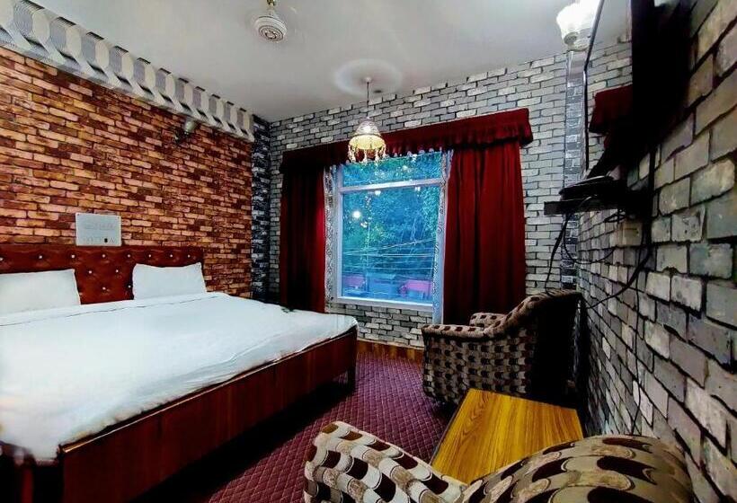 Отель International