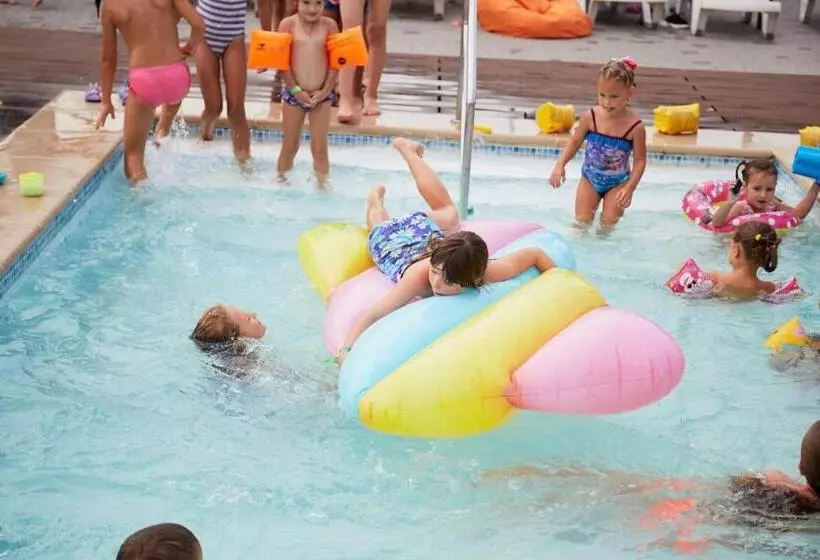 Hotelli Ostrov River Club