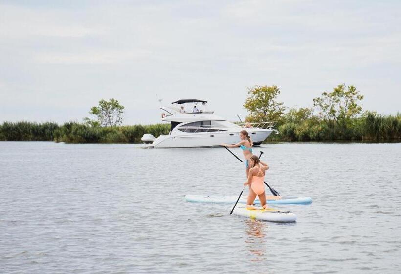 فندق Ostrov River Club