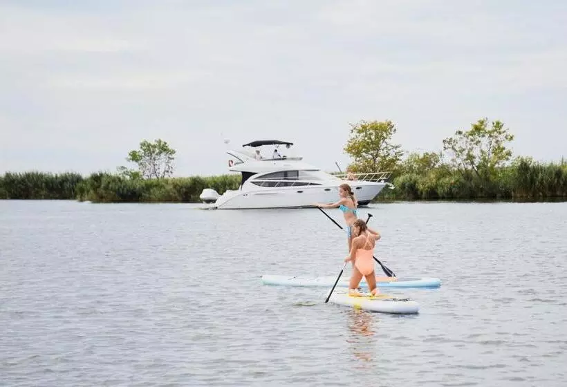 Hotelli Ostrov River Club