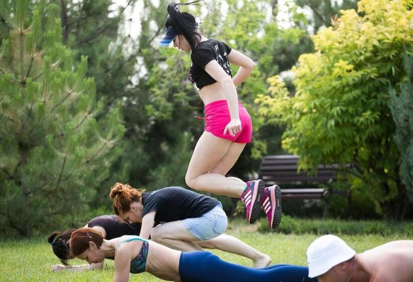 فندق Ostrov River Club