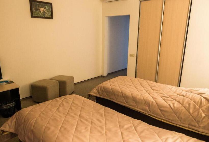 فندق Ostrov River Club