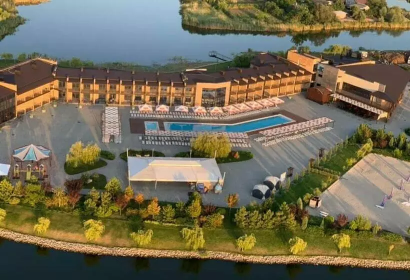 Hotelli Ostrov River Club