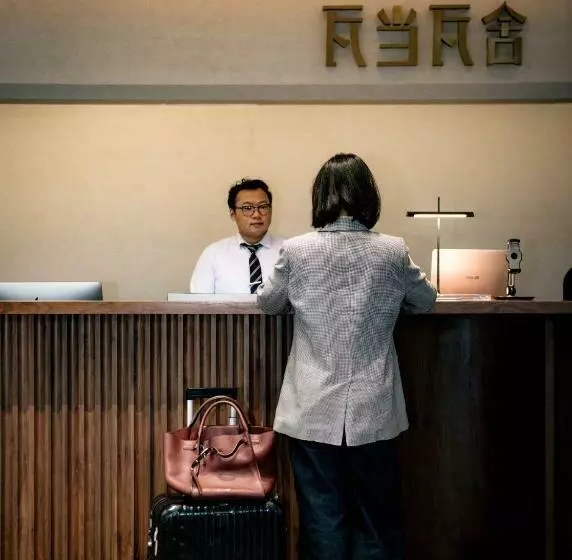 ホテル Travelling With  · Chengdu Financial Global Center