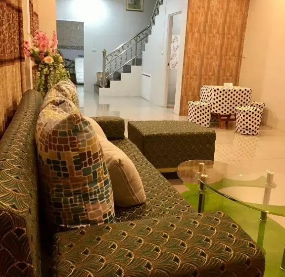 Majatalo Apinsaya House