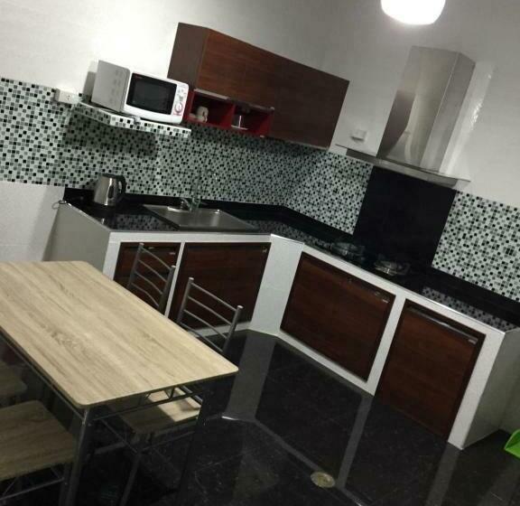 بنسيون Apinsaya House