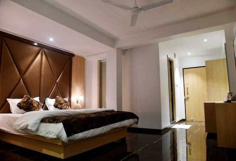 Отель Monarch Center Point Near Dahanu Beach, Bordi