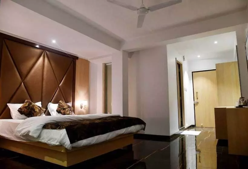 Hotelli Monarch Center Point Near Dahanu Beach, Bordi