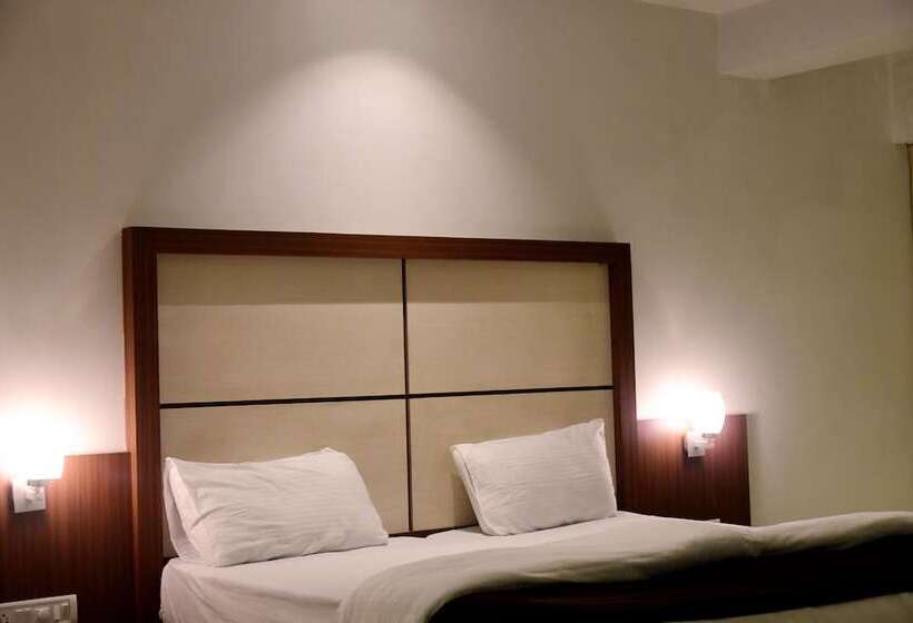 Отель Monarch Center Point Near Dahanu Beach, Bordi