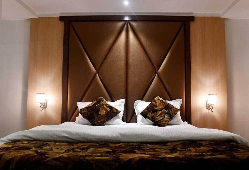 Отель Monarch Center Point Near Dahanu Beach, Bordi