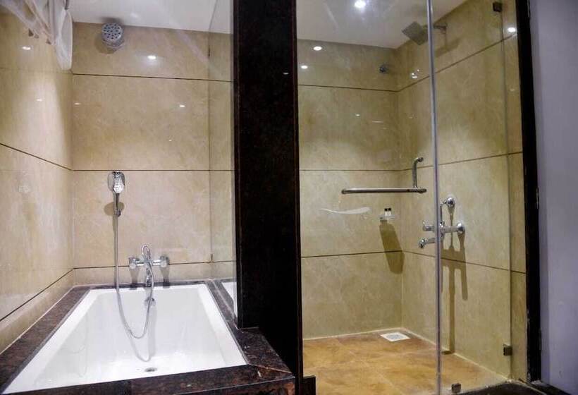 Отель Monarch Center Point Near Dahanu Beach, Bordi