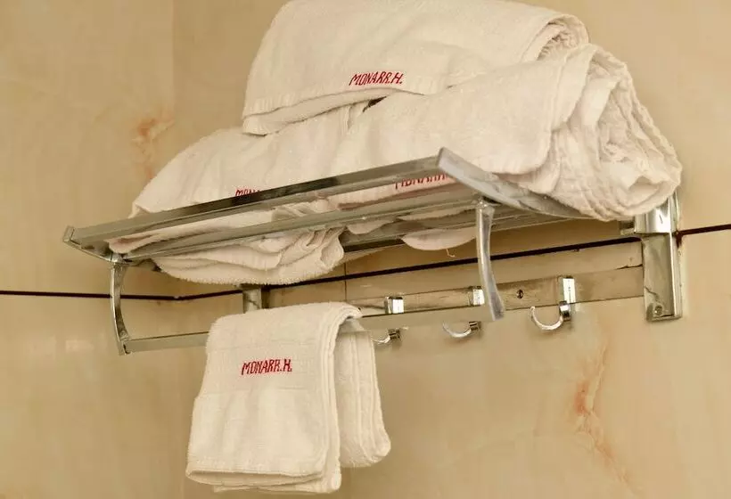 Hotelli Monarch Center Point Near Dahanu Beach, Bordi