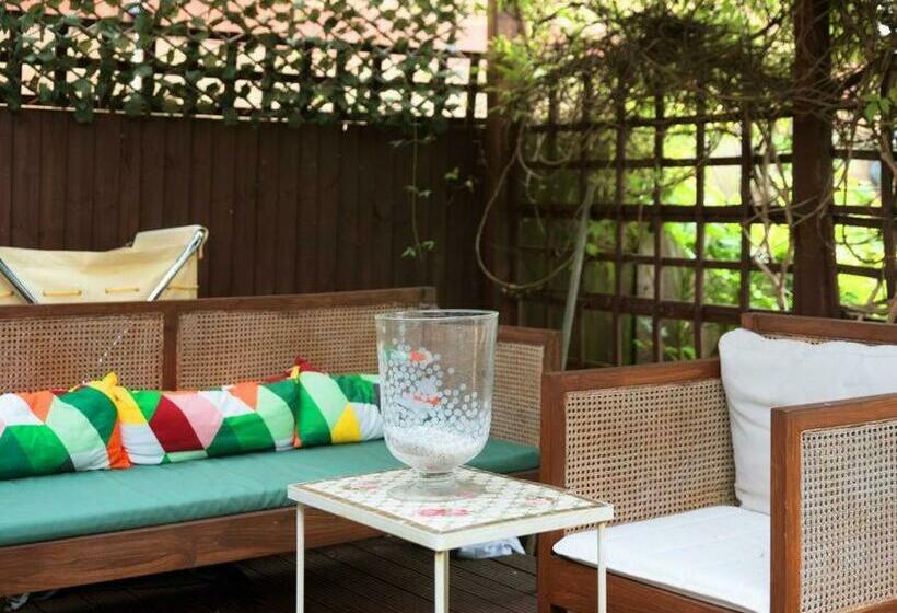 Пансион The White House Guest House