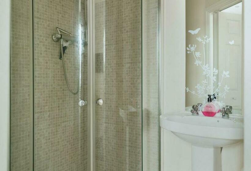 Пансион The White House Guest House