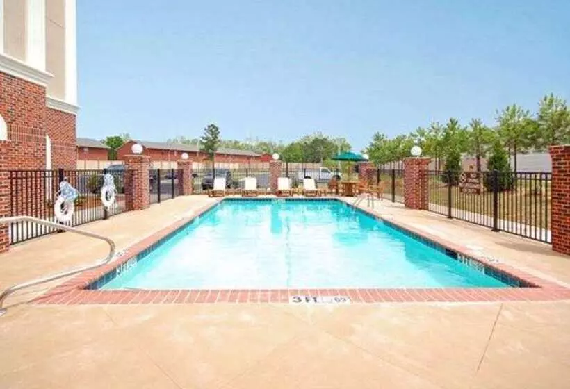 호텔 Comfort Suites Airport