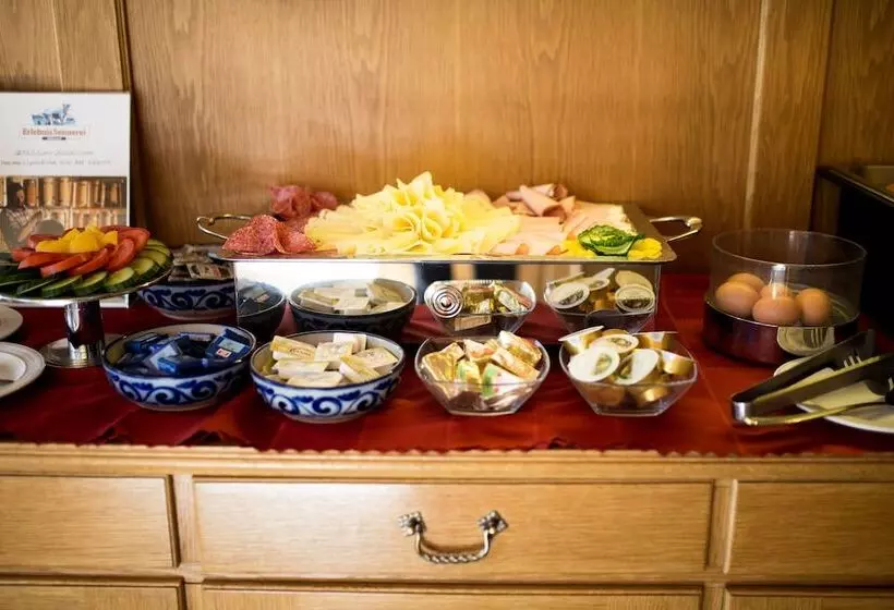 Отель Frühstückspension Christina