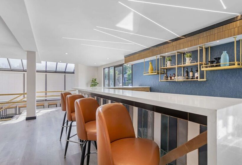 Отель Comfort Inn & Suites Irvine Spectrum