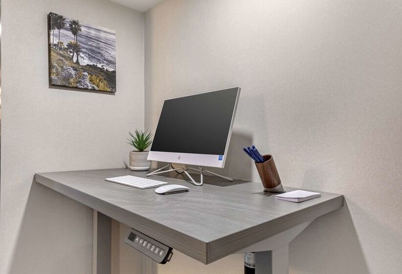 Отель Comfort Inn & Suites Irvine Spectrum