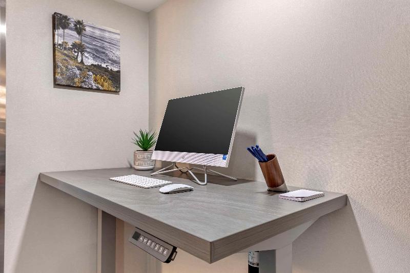 Отель Comfort Inn & Suites Irvine Spectrum