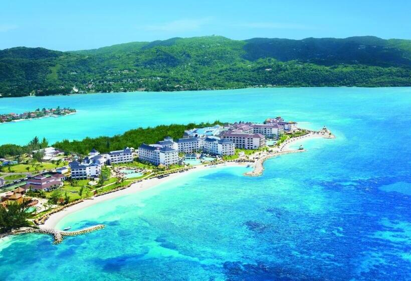 استراحتگاه Secrets St. James