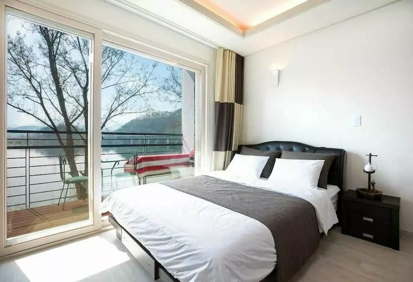 Nami Island Rivermoon Pension