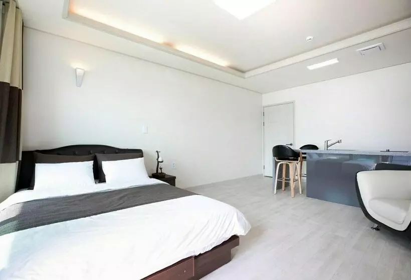 Nami Island Rivermoon Pension