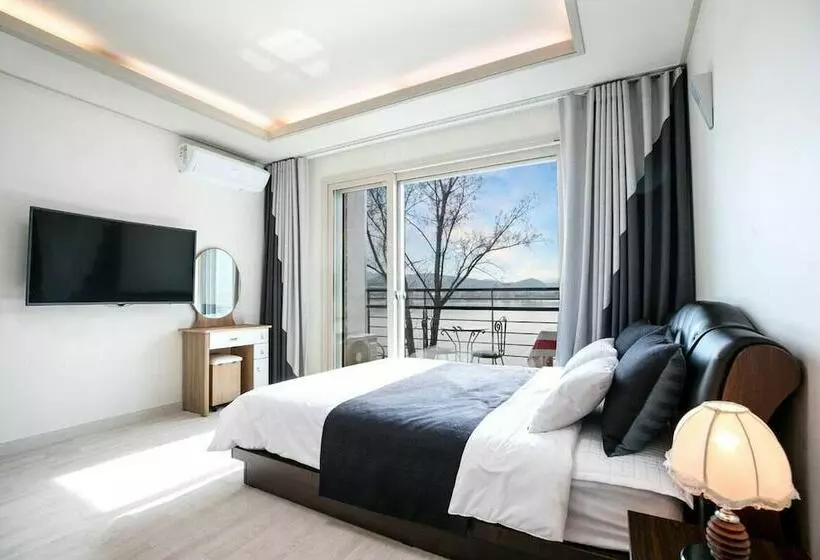 Nami Island Rivermoon Pension