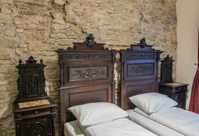 Пансион The Throne   M Museum