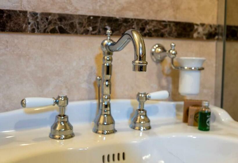 Пансион The Throne   M Museum