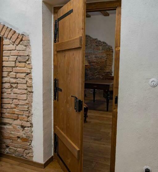 Пансион The Throne   M Museum