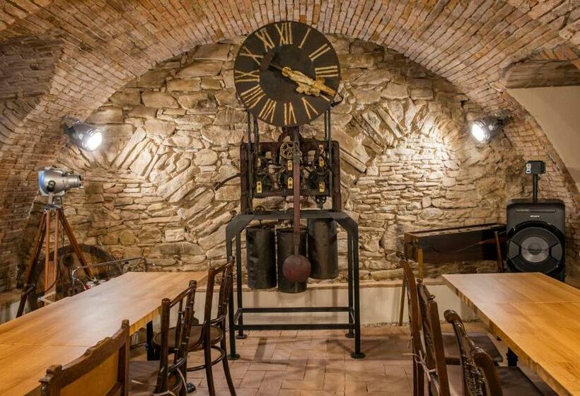 Пансион The Throne   M Museum