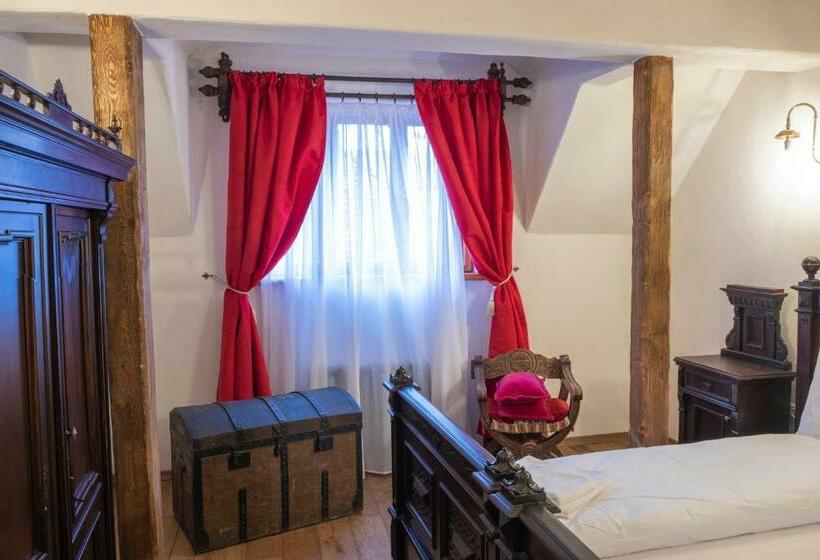 Пансион The Throne   M Museum