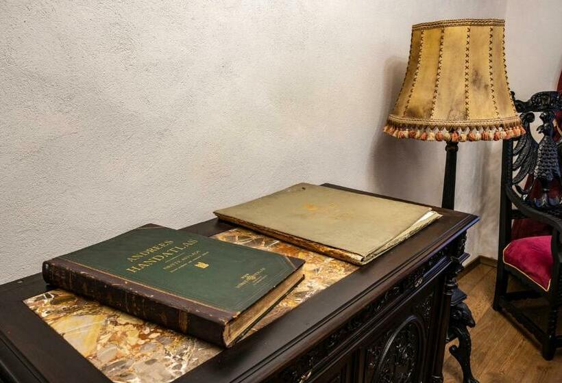 Пансион The Throne   M Museum