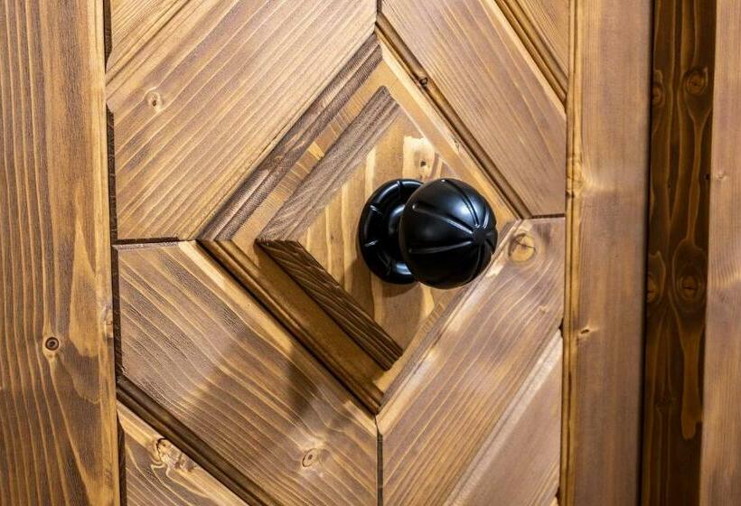 Пансион The Throne   M Museum