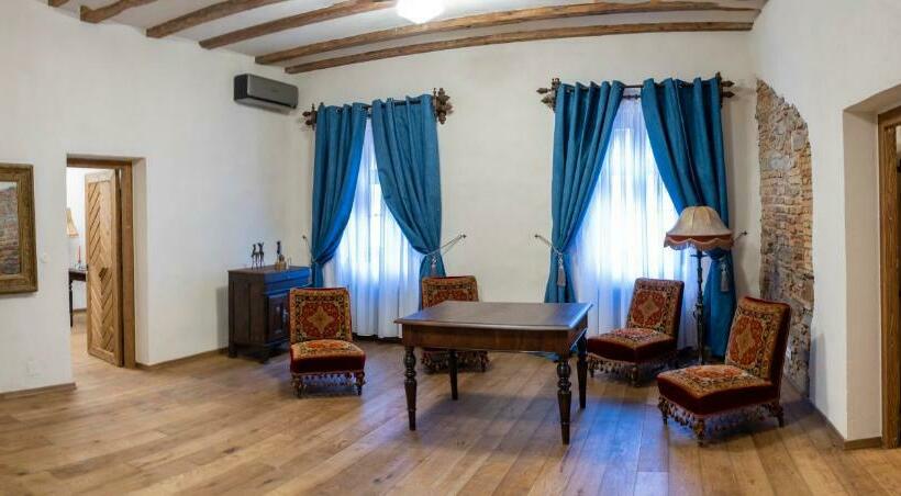 Пансион The Throne   M Museum