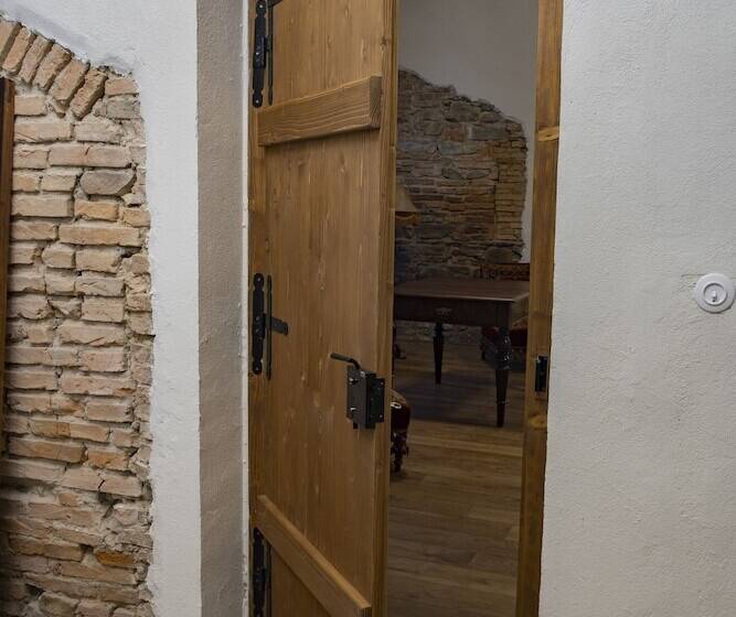 Пансион The Throne   M Museum